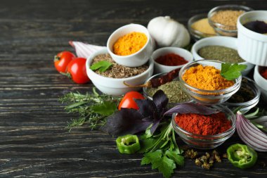 Kırsal ahşap masada aromatik baharat kavramı