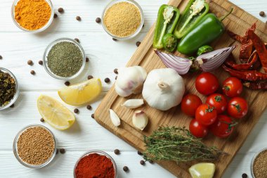 Beyaz ahşap masada aromatik baharat kavramı