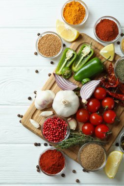 Beyaz ahşap masada aromatik baharat kavramı