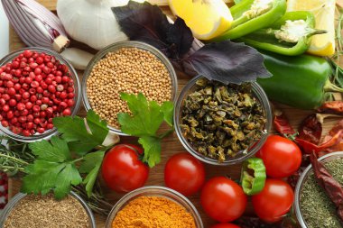 Farklı aromatik baharatlar ve malzemelerle dolu kaseler.