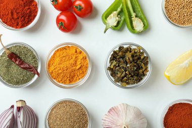 Beyaz arkaplandaki aromatik baharat kavramı