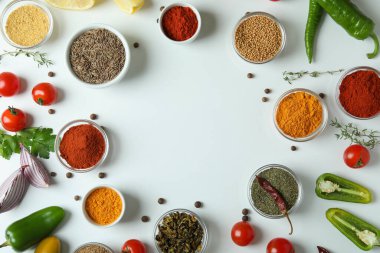 Beyaz arkaplandaki aromatik baharat kavramı
