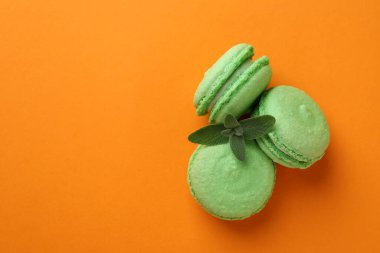 Turuncu arka planda badem kurabiyesi olan lezzetli tatlı kavramı