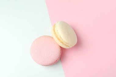 İki tonlu badem kurabiyeli lezzetli tatlı kavramı