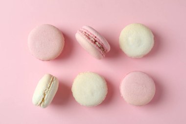 Pembe arka planda badem kurabiyesi olan lezzetli tatlı kavramı