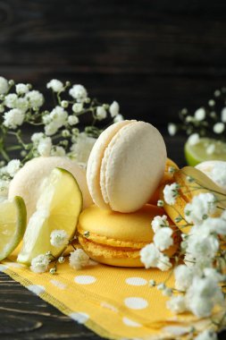 Ahşap zemin üzerinde badem kurabiyesi olan lezzetli tatlı kavramı