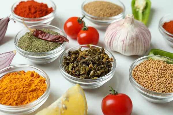 Konzept Der Aromatischen Gewürze Auf Weißem Hintergrund — Stockfoto