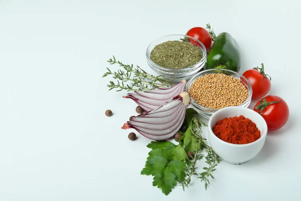 Konzept Der Aromatischen Gewürze Auf Weißem Hintergrund — Stockfoto