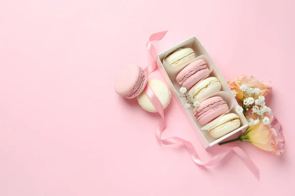 Konzept Eines Leckeren Desserts Mit Makronen Auf Rosa Hintergrund — Stockfoto