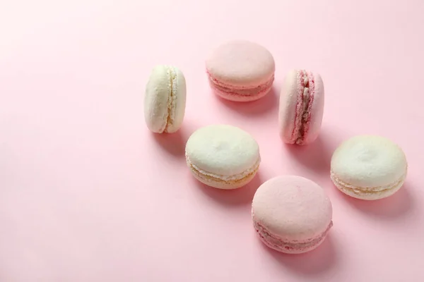 Concept Dessert Savoureux Avec Des Macarons Sur Fond Rose — Photo