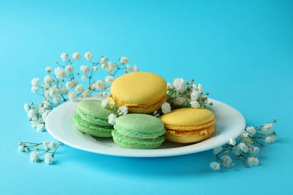 Concept Dessert Savoureux Avec Des Macarons Sur Fond Bleu — Photo