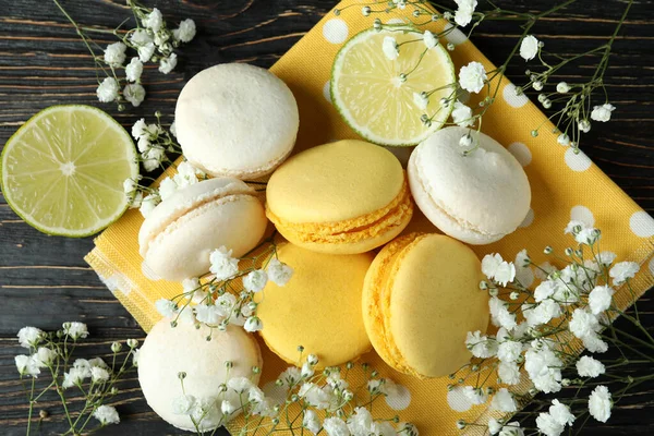 Conceito Sobremesa Saborosa Com Macaroons Fundo Madeira — Fotografia de Stock