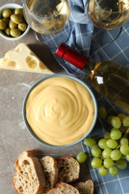 Gri desenli masada fondü ile lezzetli yemek kavramı