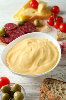 Beyaz ahşap masada fondü ile lezzetli yemek kavramı