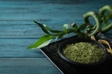 Mavi ahşap masada matçalı Japon çayı kavramı.