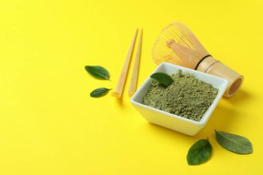 Japon çayı kavramı ve sarı arka planda matcha.