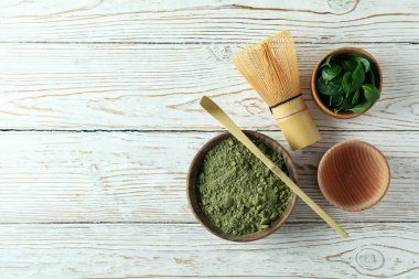 Japon çayı kavramı beyaz ahşap masada matçayla.