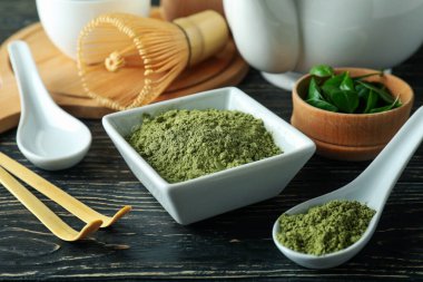 Japon çayı kavramı ve ahşap masa üzerinde kibrit.