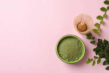 Japon çayı kavramı ve pembe arka planda matcha.