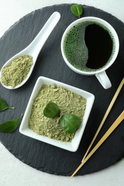 Japon çayı kavramı beyaz desenli masada matcha ile.
