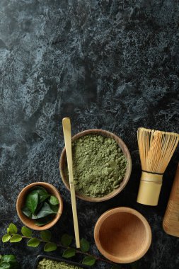 Japon çayı kavramı ve siyah masa üzerinde matcha.