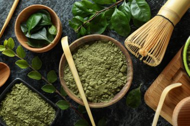 Japon çayı kavramı ve siyah masa üzerinde matcha.
