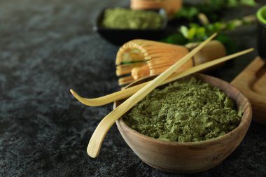 Japon çayı kavramı ve siyah masa üzerinde matcha.