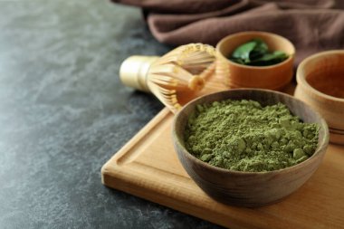Japon çayı kavramı ve siyah masa üzerinde matcha.