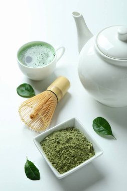 Japon çayı kavramı beyaz arka planda matcha ile