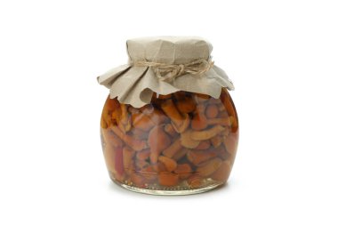 Terbiye edilmiş mantar kavanozu beyaz arka planda izole edilmiş.