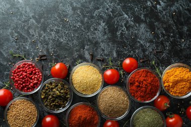 Siyah dumanlı arka planda, kaselerdeki aromatik baharatlar