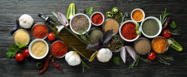 Kırsal ahşap masada aromatik baharat kavramı