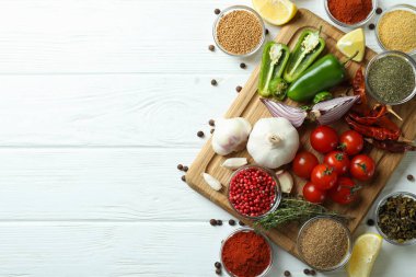 Beyaz ahşap masada aromatik baharat kavramı