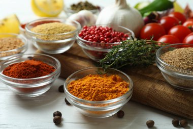 Beyaz ahşap masada aromatik baharat kavramı