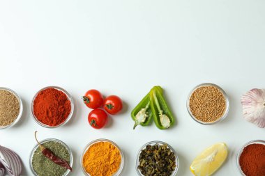 Beyaz arkaplandaki aromatik baharat kavramı