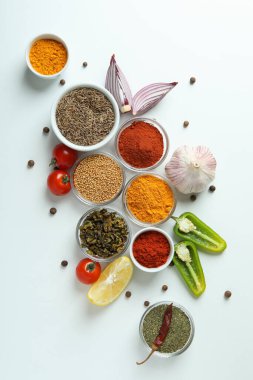 Beyaz arkaplandaki aromatik baharat kavramı