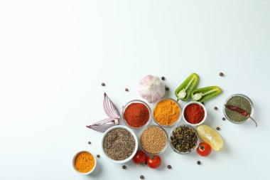 Beyaz arkaplandaki aromatik baharat kavramı