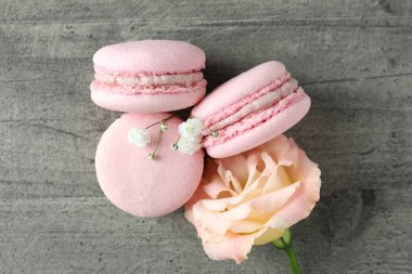 Gri desenli masadaki badem kurabiyeli tatlı kavramı