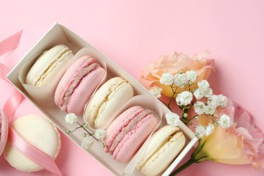 Pembe arka planda badem kurabiyesi olan lezzetli tatlı kavramı