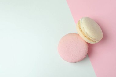 İki tonlu badem kurabiyeli lezzetli tatlı kavramı