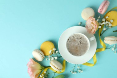 Mavi arka planda badem kurabiyesi olan lezzetli tatlı kavramı.