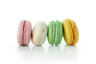 Beyaz arka planda izole edilmiş rengarenk badem kurabiyeleri.