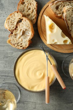 Gri desenli masada fondü ile lezzetli yemek kavramı