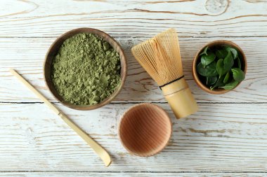 Japon çayı kavramı beyaz ahşap masada matçayla.