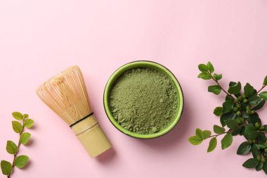 Japon çayı kavramı ve pembe arka planda matcha.