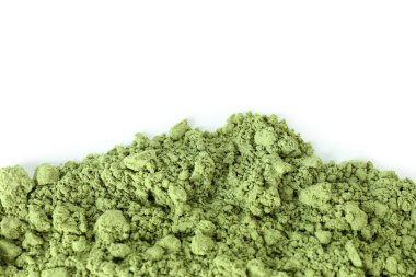 Beyaz arkaplanda kibrit yeşil pudra izole