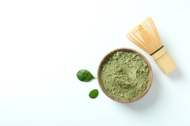 Japon çayı kavramı beyaz arka planda matcha ile
