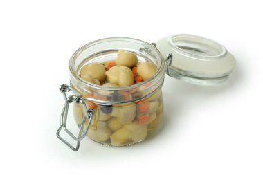 Beyaz arka planda izole edilmiş, marine edilmiş cam mantar kavanozu