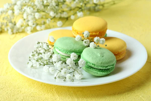 Concept Dessert Savoureux Avec Des Macarons Sur Fond Jaune — Photo