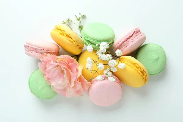 Concept Dessert Savoureux Avec Des Macarons Sur Fond Blanc — Photo